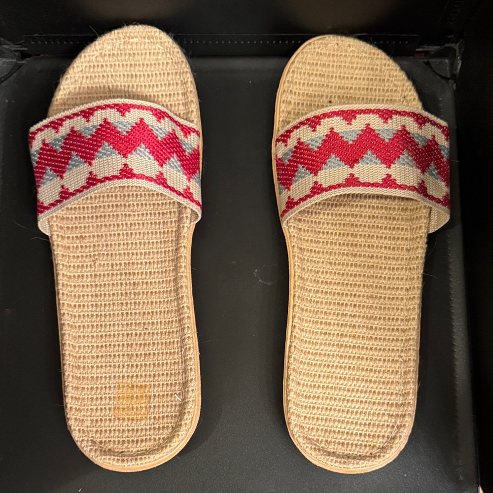 SHEIN Red & Cream Patterned Slide Sandals. Lightweight sandals with a boho touch - Picture 4 of 9